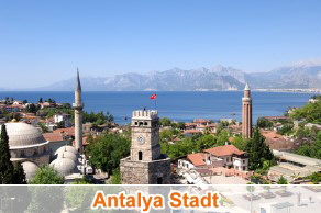 Antalya Stadt mit Taursgebirge im Hintergrund