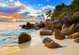 Karibik Strand mit Felsen